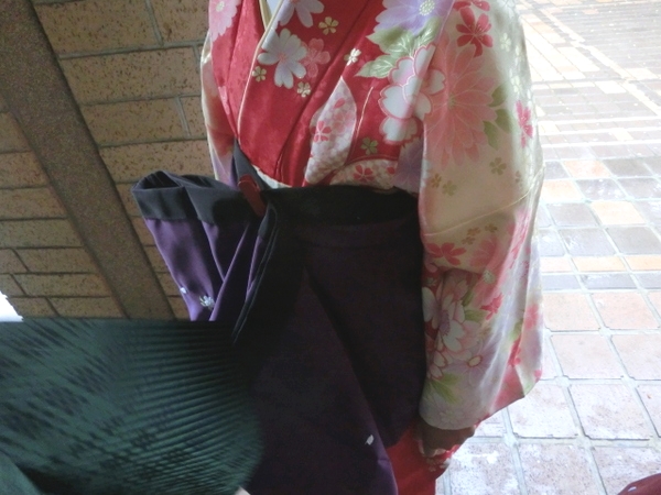 小学生袴の雨の日の裾