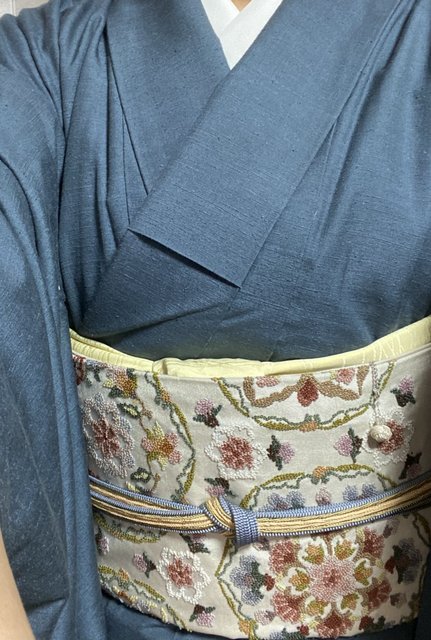 無地紬の紋】紬の単衣の背に一つ。染め抜き日向紋入りの着物、どう着る 
